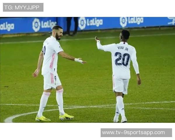 维尼修斯晒照和女友拼大力神杯乐高,旁边陈列柜摆放众多奖杯